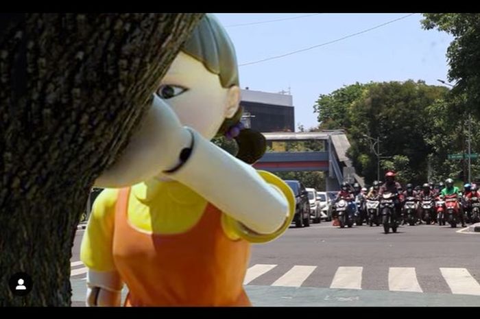 Ada Boneka Squid Game di Jalan Tunjungan Ada Boneka Squid Game di Jalan Tunjungan